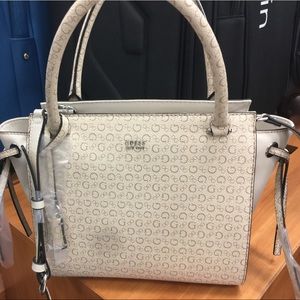 NWT Guess Shoulder Bag Medium Sz Lined Pockets $80